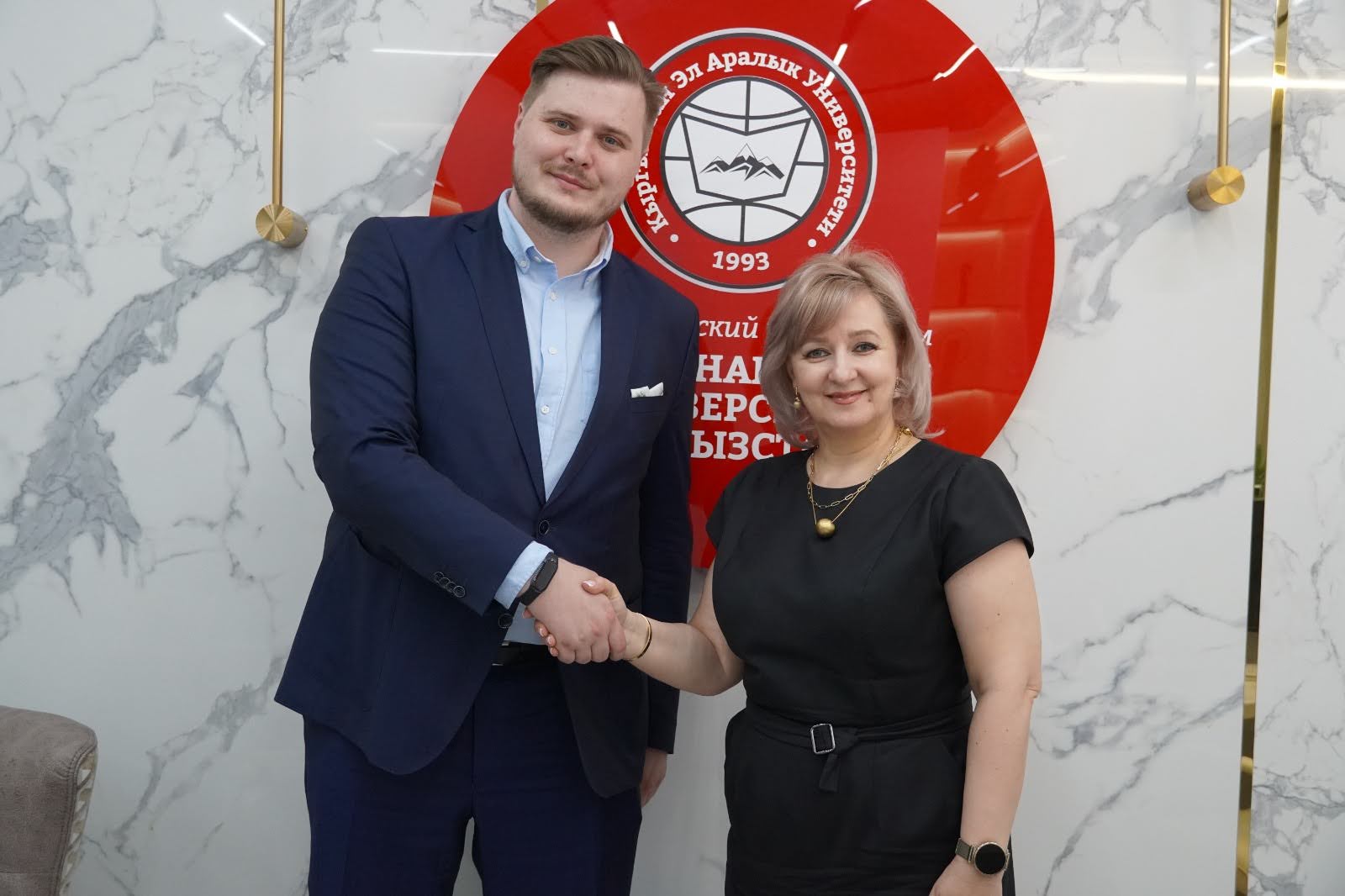 Partnerschaft mit der International University of Kyrgyzstan – Handschlag mit der Universitätsleitung