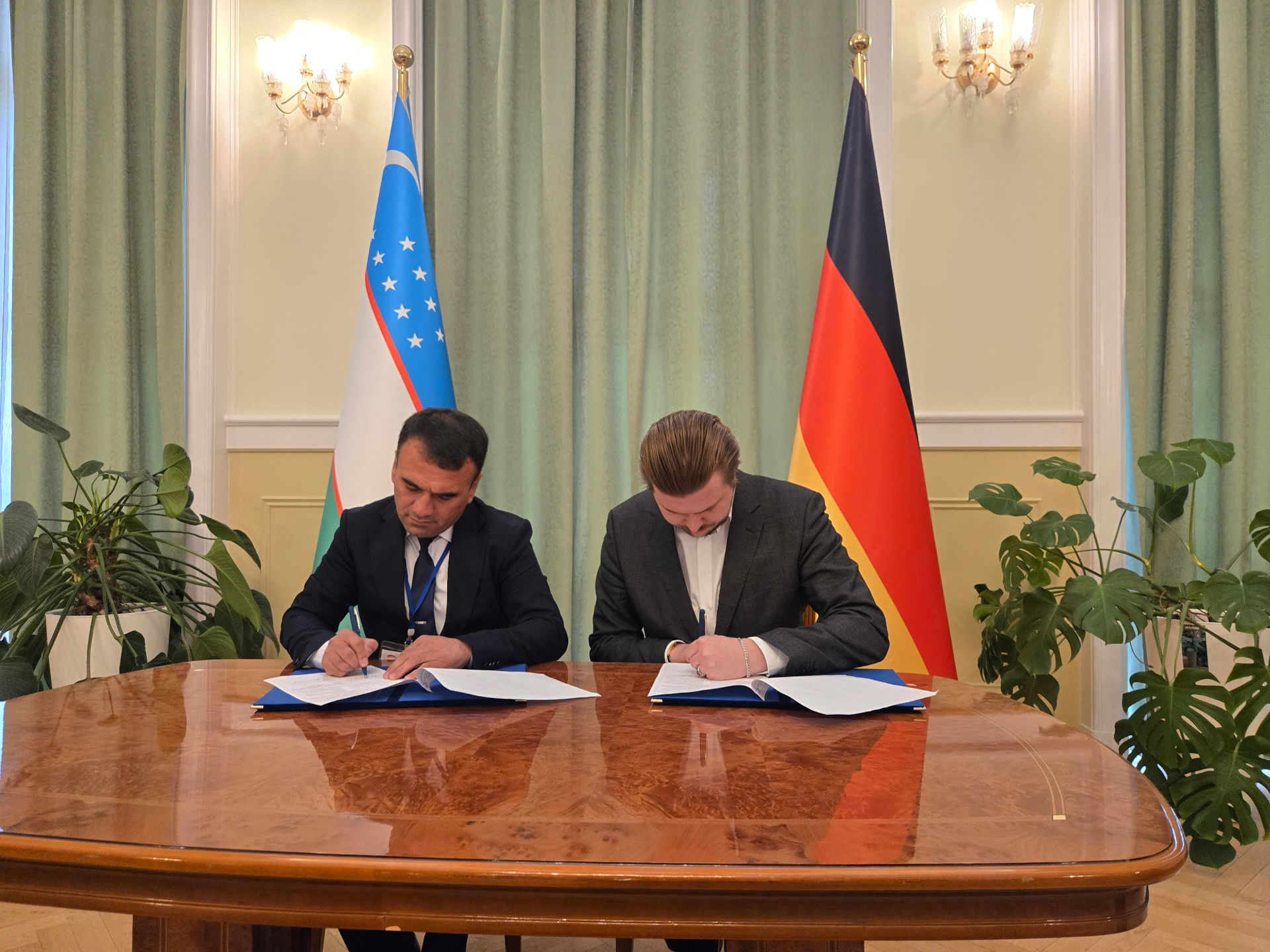 Unterzeichnung der Partnerschaft mit der usbekischen Regierung
